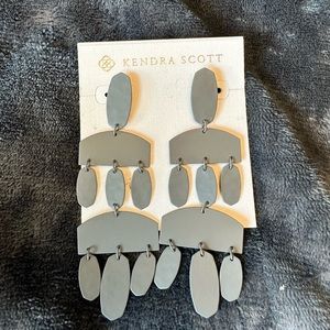 Kendra Scott Emmett Statement earrings in matte gray.